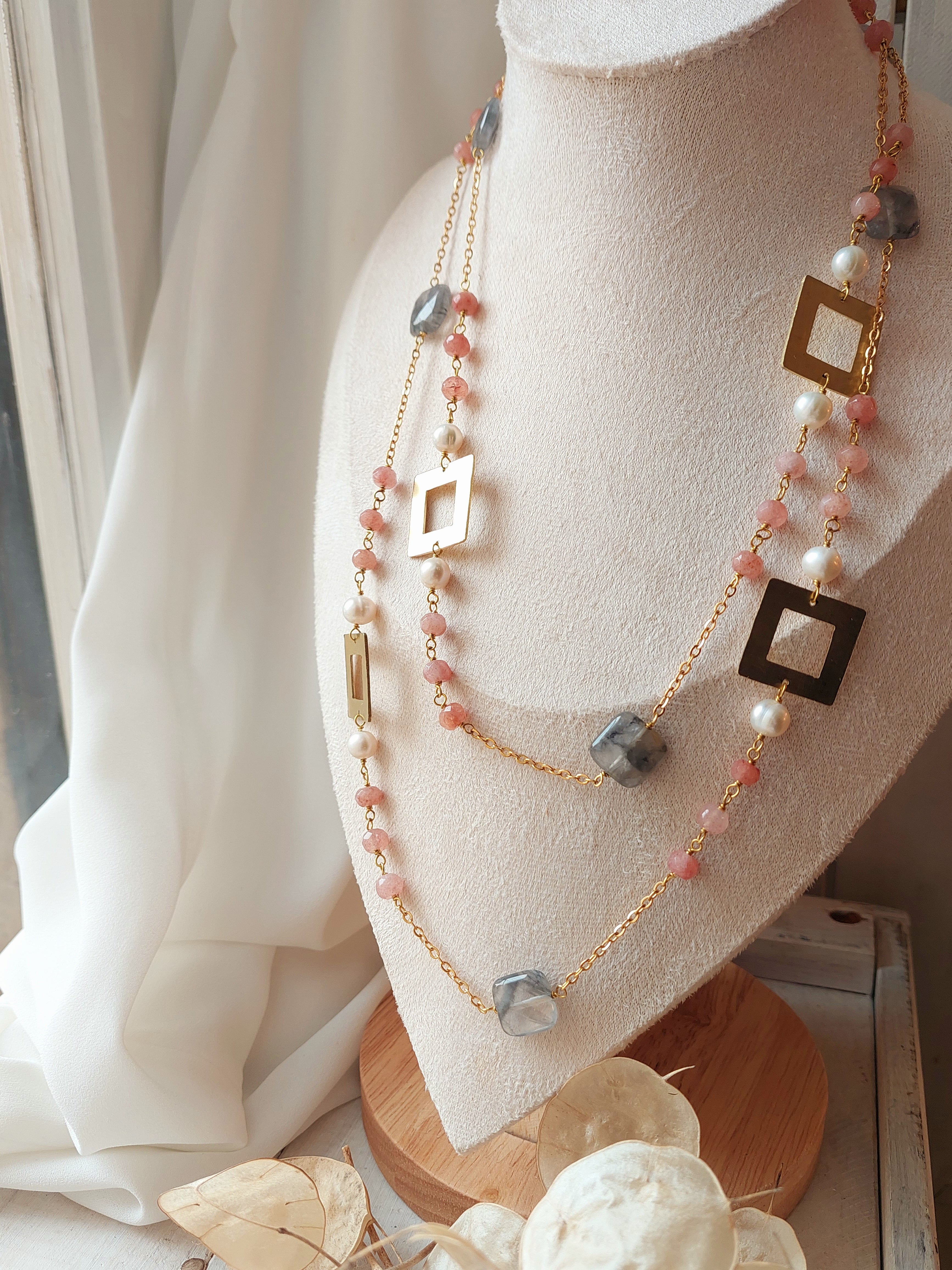 collana lunga con catena di acciaio, quadrati in ottone e pietre dure, fatta a mano