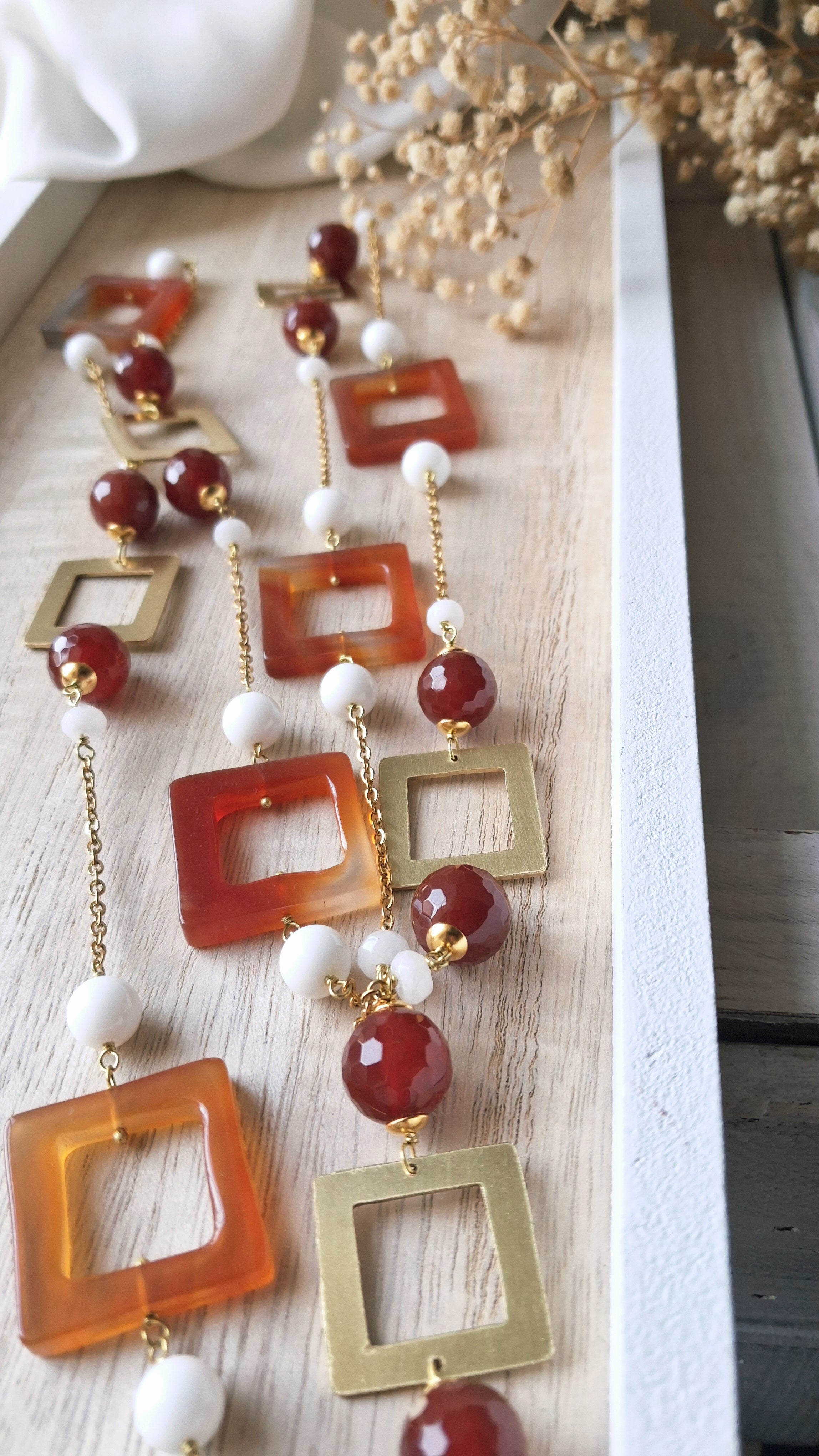 collana lunga con catena in acciaio, inserti metallici in ottone e pietre di agata rossa e corniola