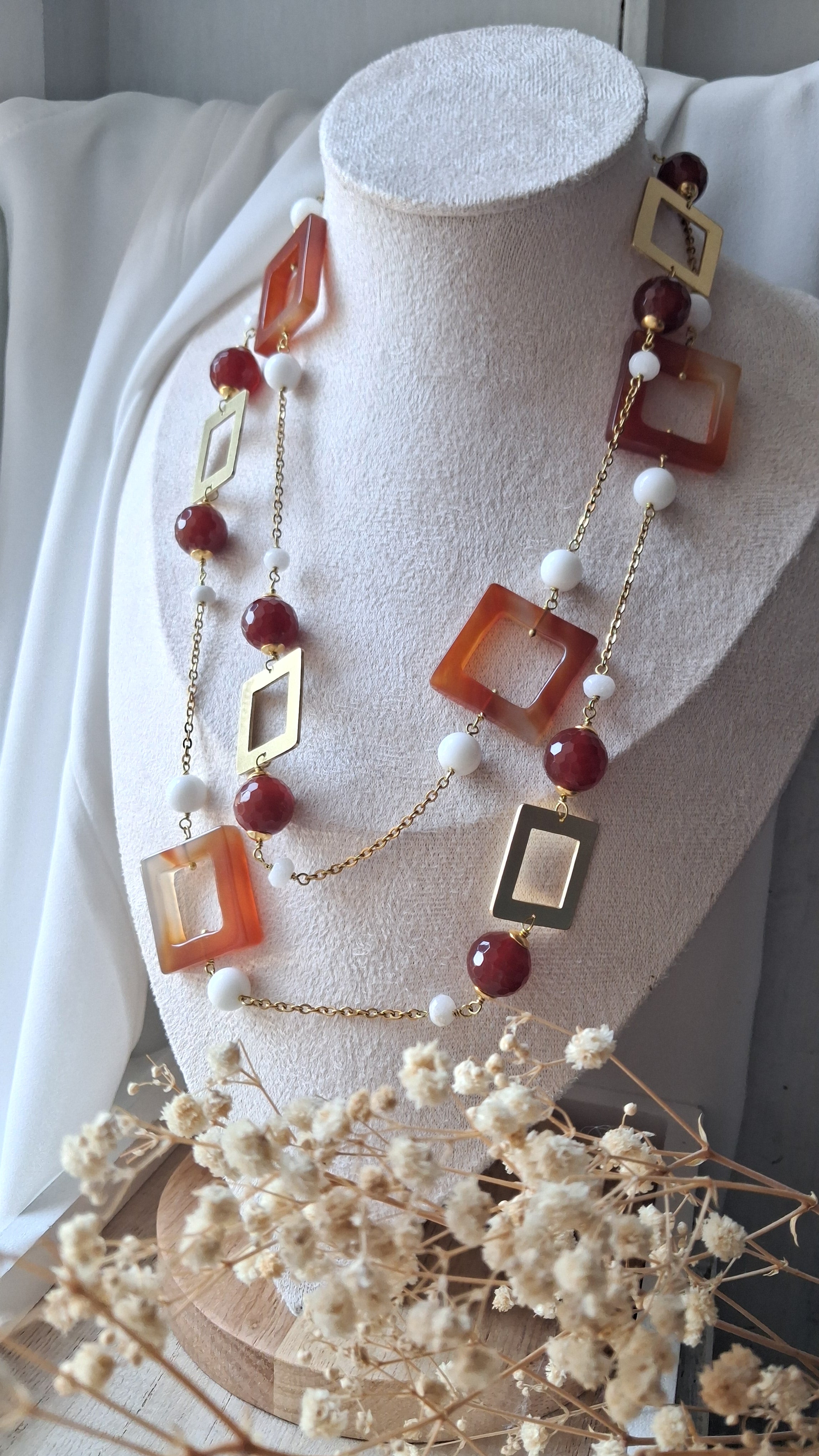 collana lunga con catena in acciaio, inserti metallici in ottone e pietre di agata rossa e corniola fatta a ani