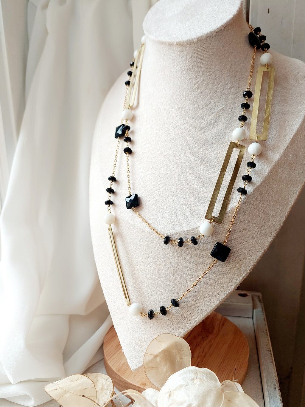 collana lunga con catena in acciaio, rettangoli in ottone e pietre dure, fatta a mano