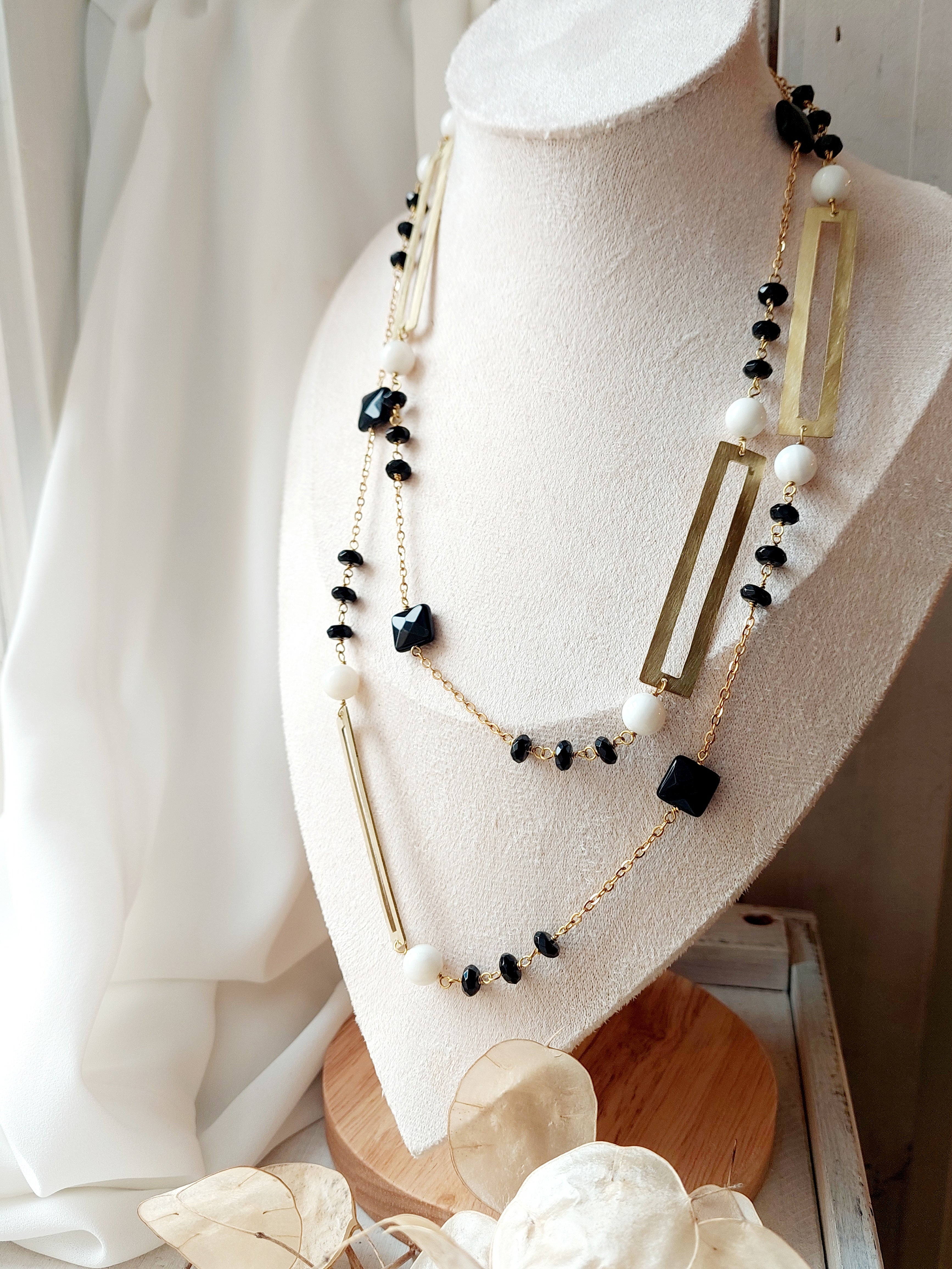 collana lunga con catena in acciaio, rettangoli in ottone e pietre dure, fatta a mano
