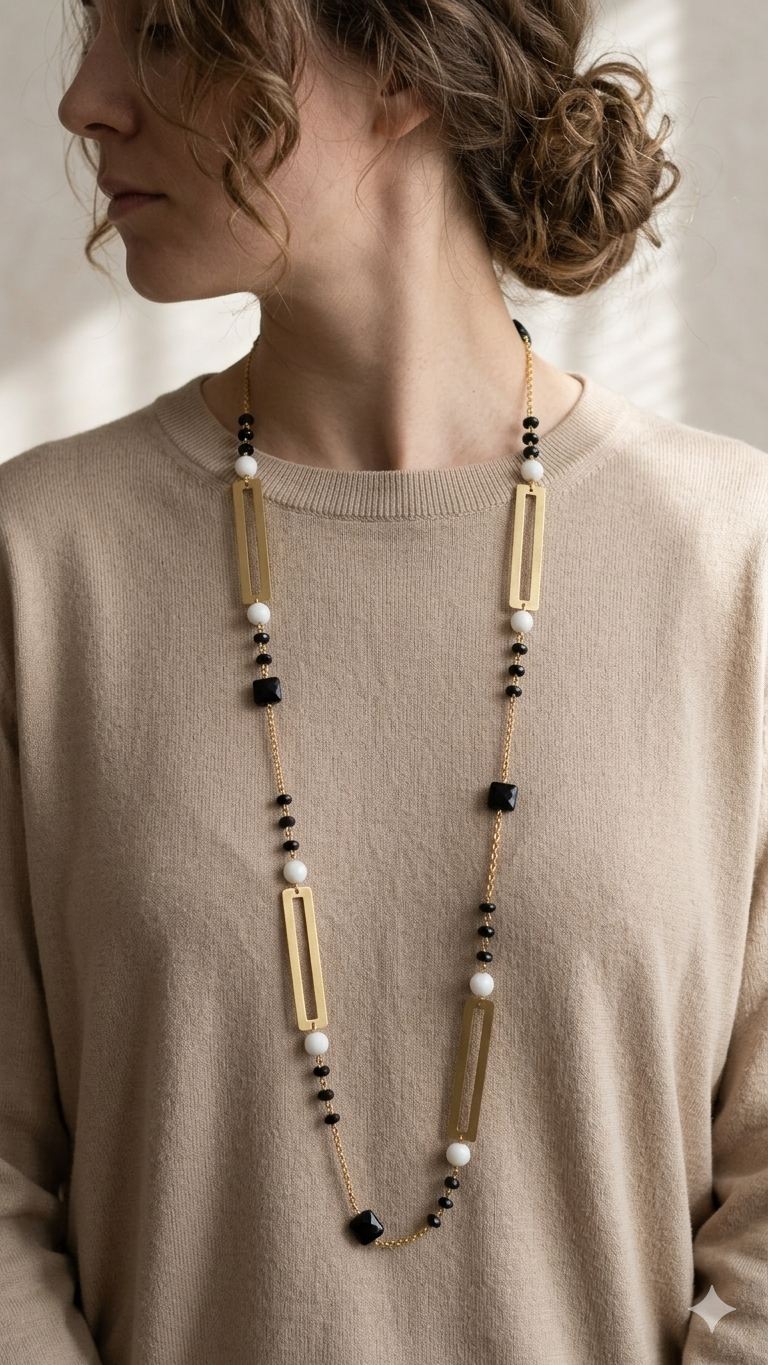 collana lunga con catena in acciaio, rettangoli in ottone e pietre dure, fatta a mano indossata 1