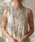collana lunga con cavallucci marini e pietre indossata