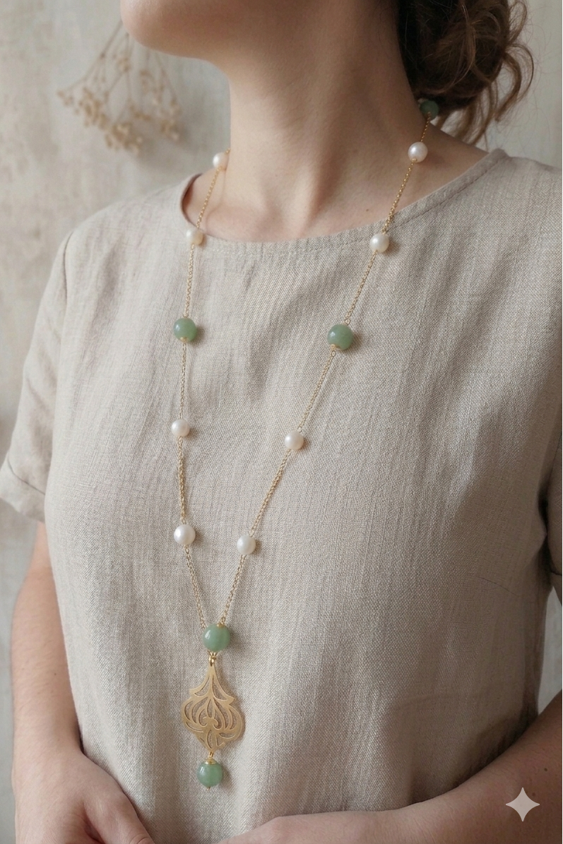 collana lunga in acciai con pendente arabescato in ottone e pietre naturali fatta a mano