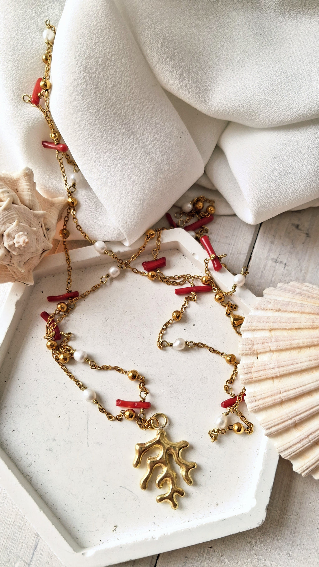 collana lunga in acciaio e ottone con corallo bambù e perle