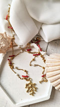 collana lunga in acciaio e ottone con corallo bambù e perle