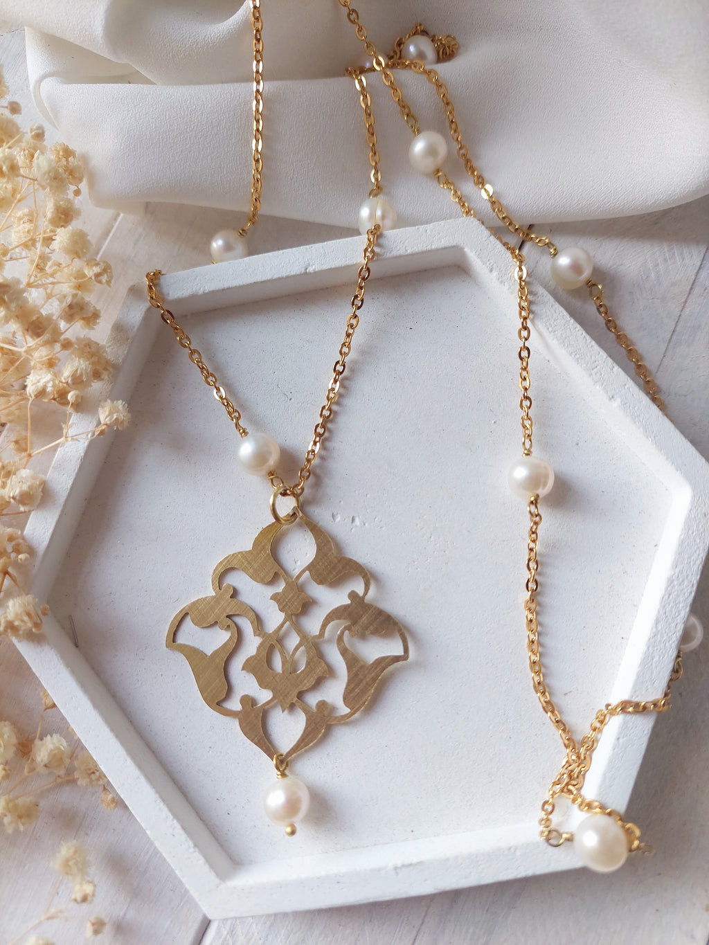 collana lunga in acciaio e perle di fiume, con ciondolo arabescato in ottone, fatta a mano