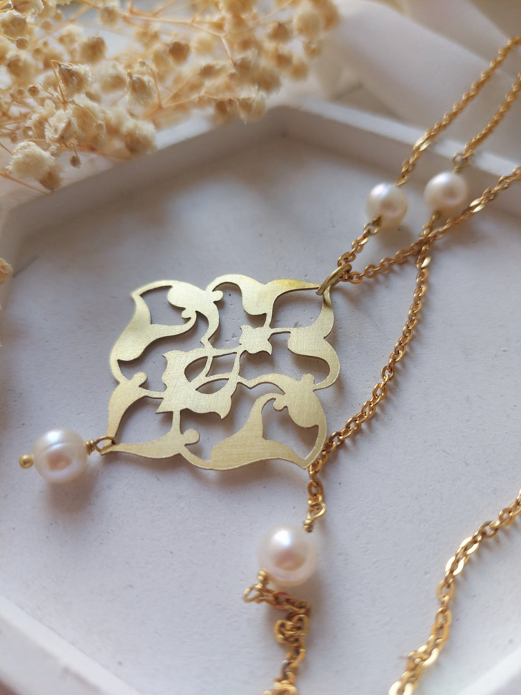 collana lunga in acciaio e perle di fiume, con ciondolo arabescato in ottone, fatta a mano 2