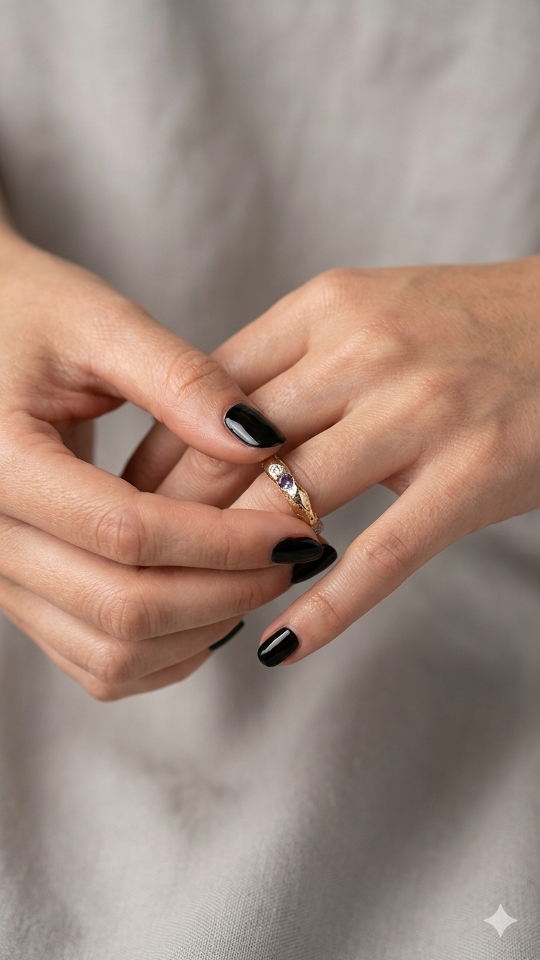 fedina in bronzo con zircone fatta a mano indossato