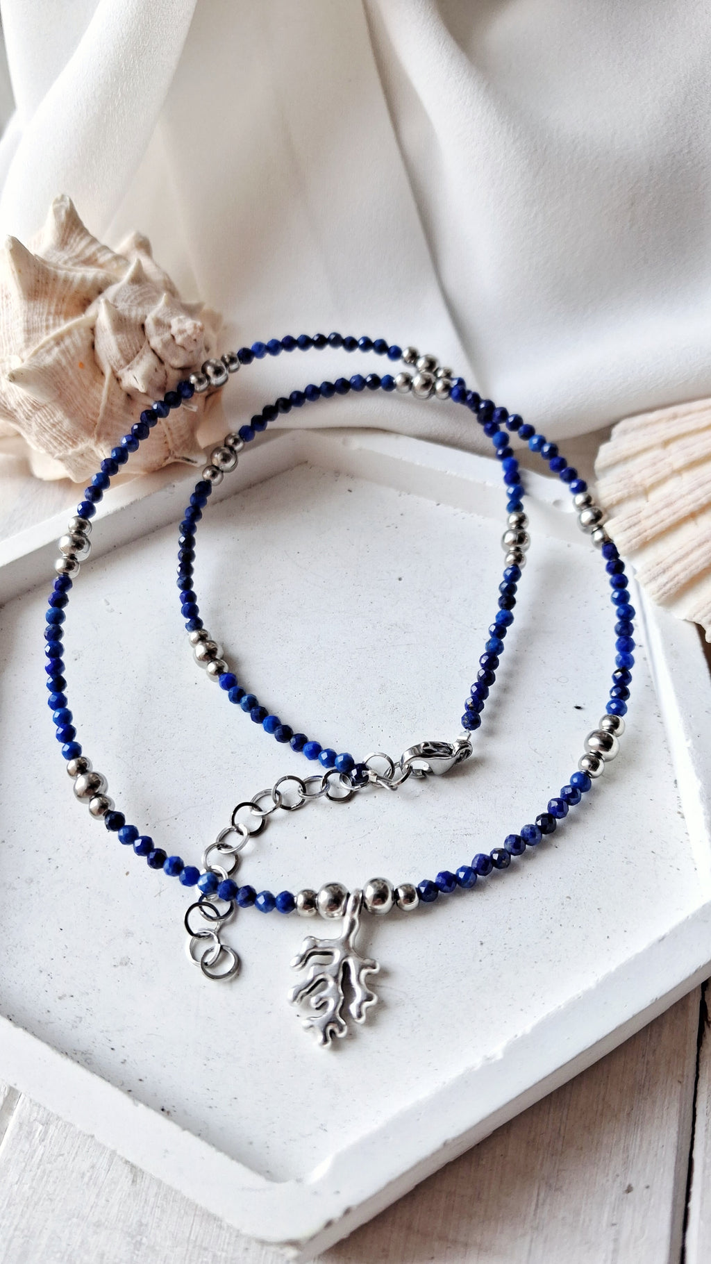 girocolli con pendente a forma di corallo, con pietre dure e acciaio blu