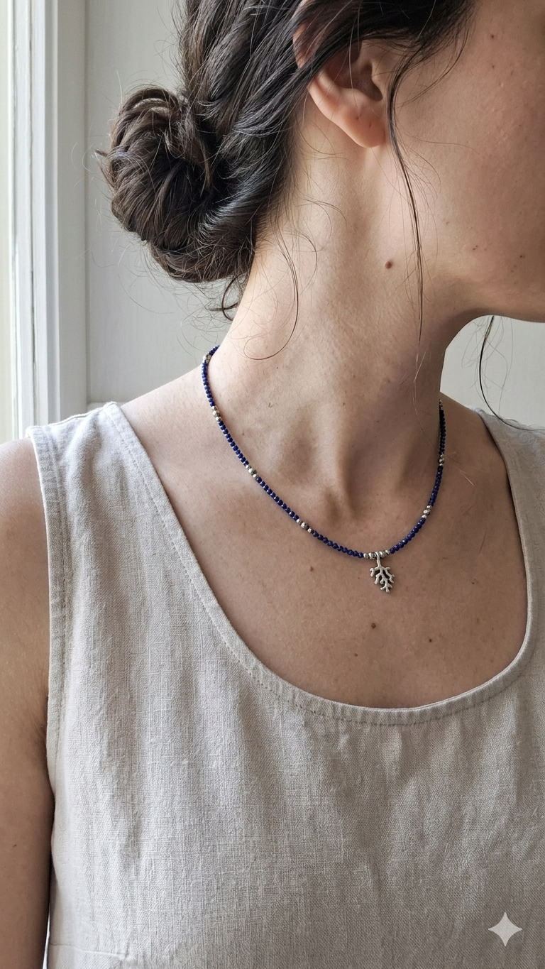 girocolli con pendente a forma di corallo, con pietre dure e acciaio indossata