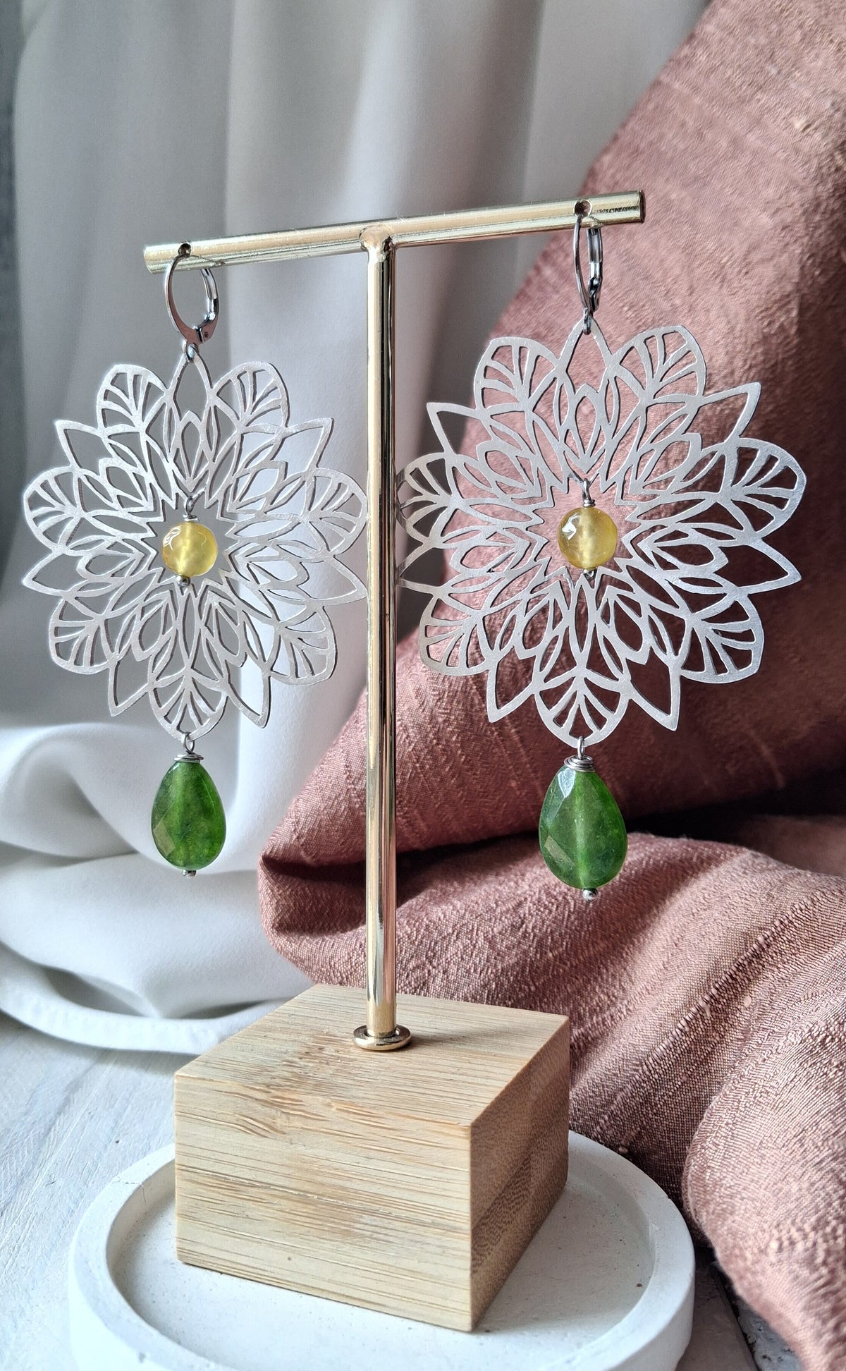 maxi orecchini mandala in alluminio tagliato a mano con pietre di giada gialla e peridoto