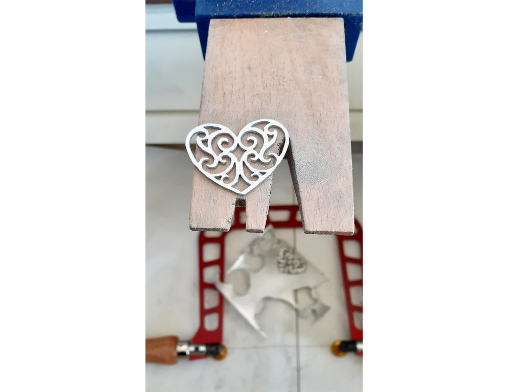 orecchini a cuore arabescati in alluminio, con pietra rossa, fatti a mano, lavorazione 2