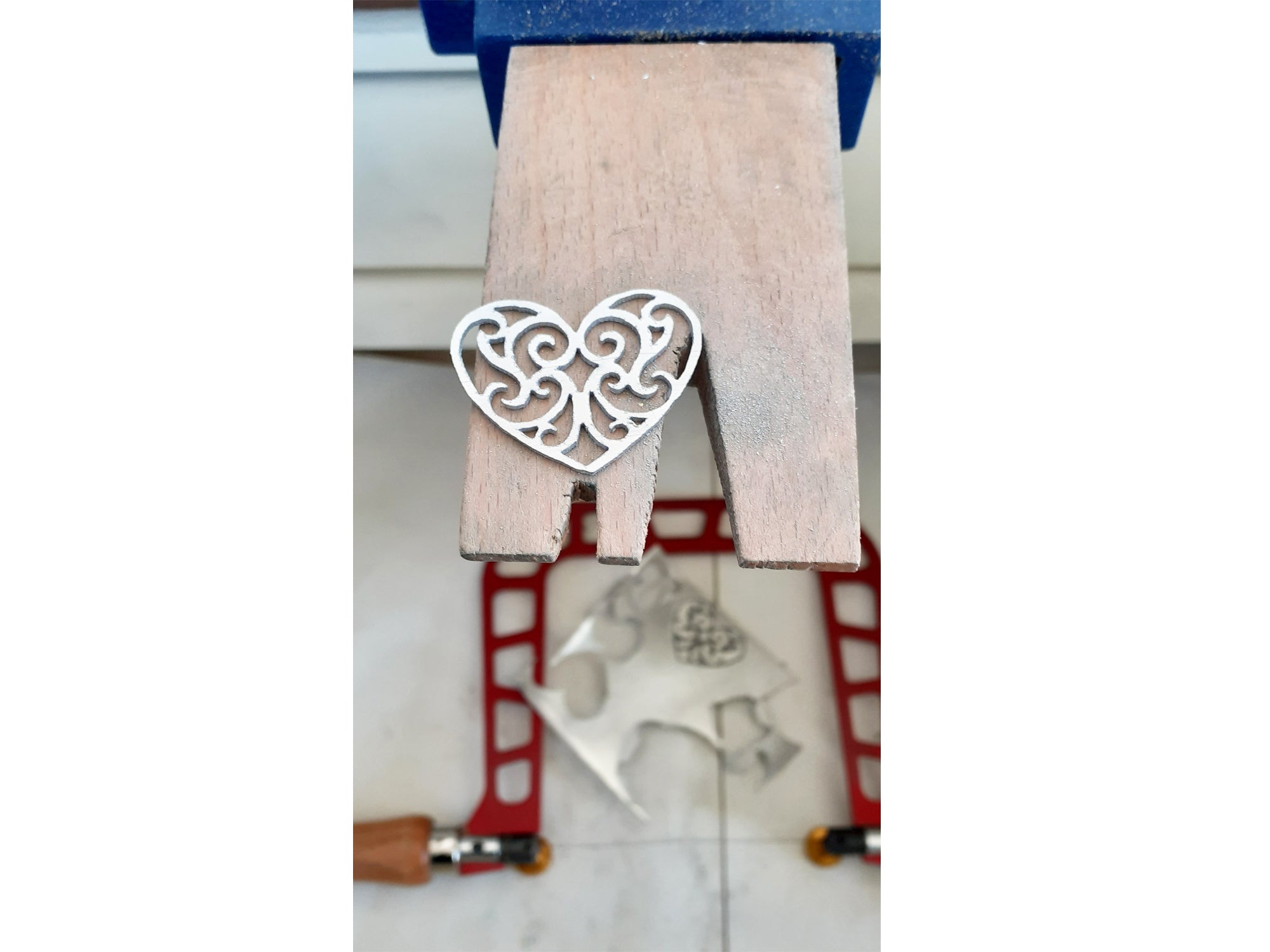 orecchini a cuore arabescati in alluminio, con pietra rossa, fatti a mano, lavorazione 2