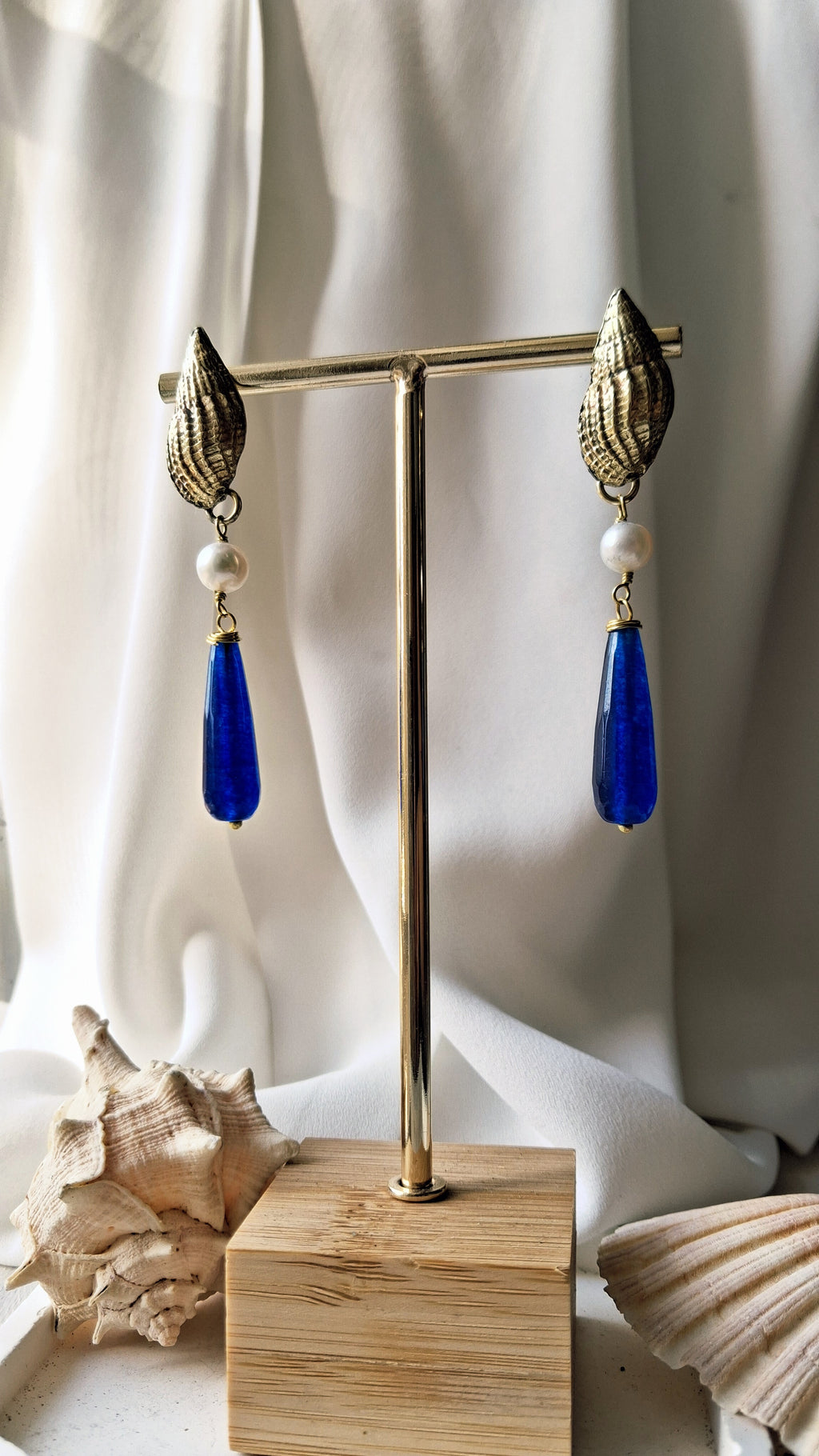 orecchini a lobo in ottone a forma di conchiglia con perle e giada blu