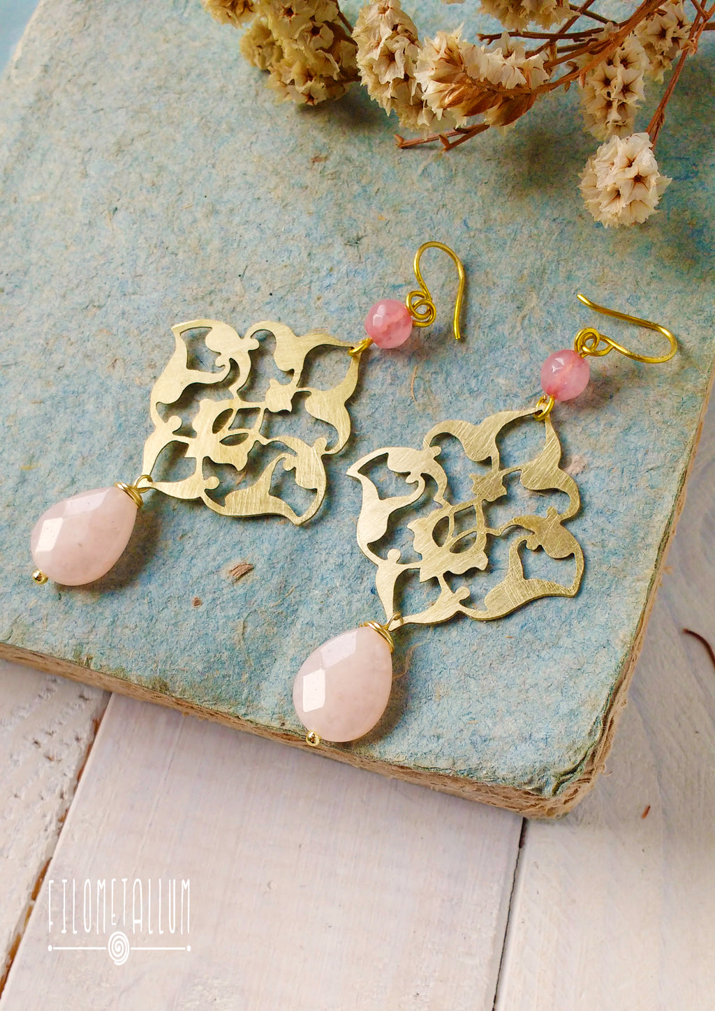 orecchini arabescati in ottone con pietre rosa, fatti a mano