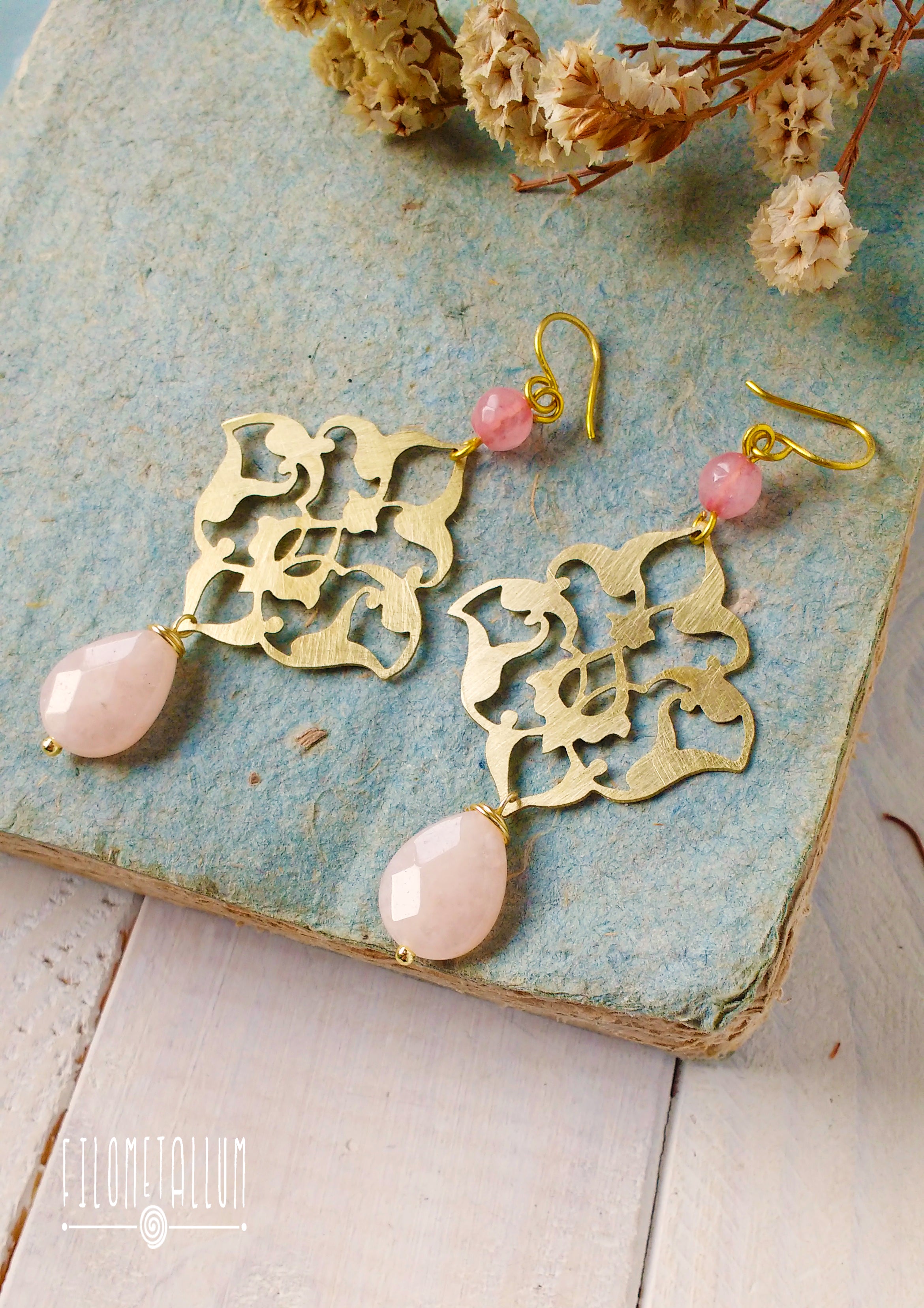 orecchini arabescati in ottone con pietre rosa, fatti a mano