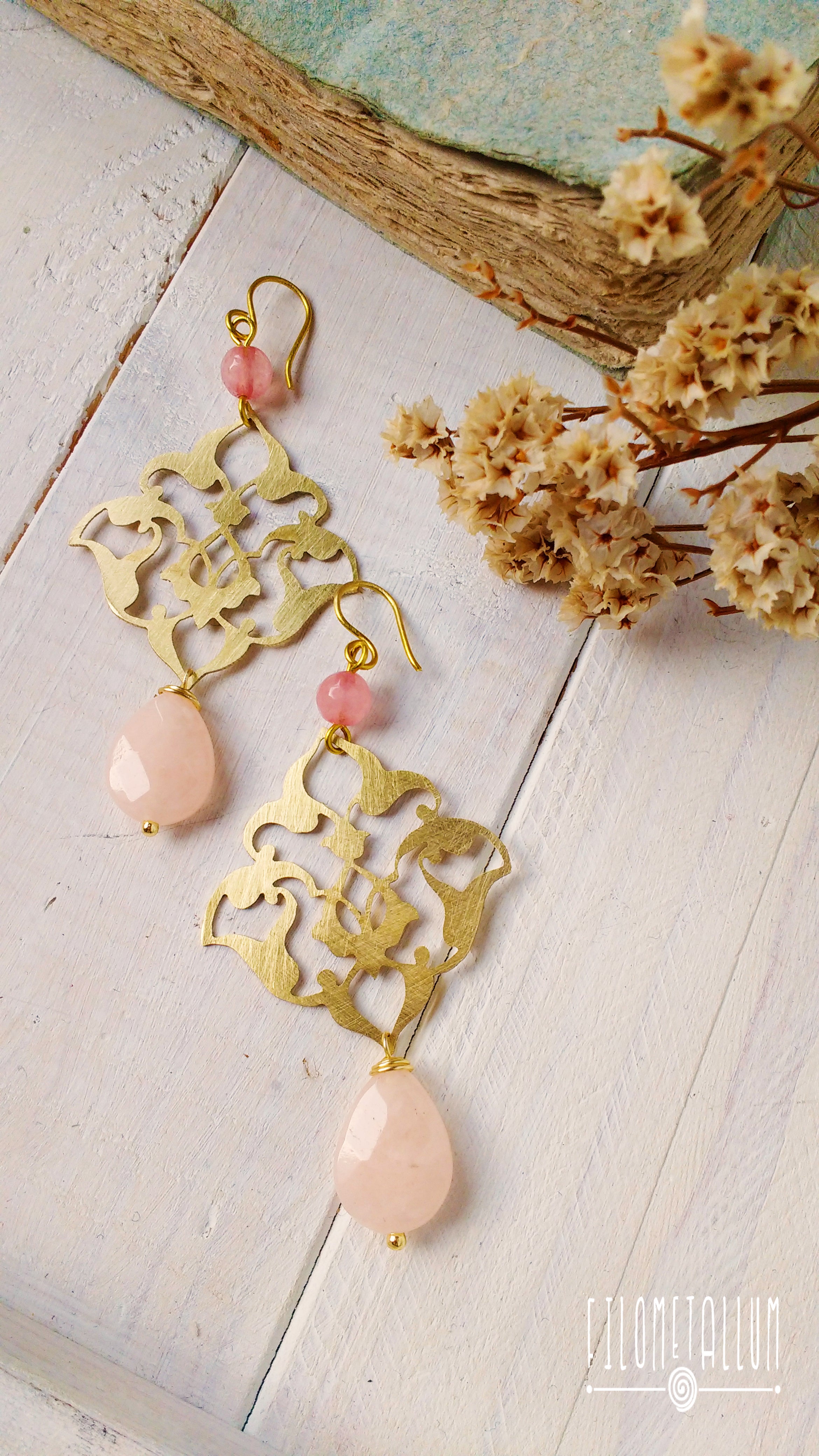 orecchini arabescati in ottone con pietre rosa, fatti a mano 2