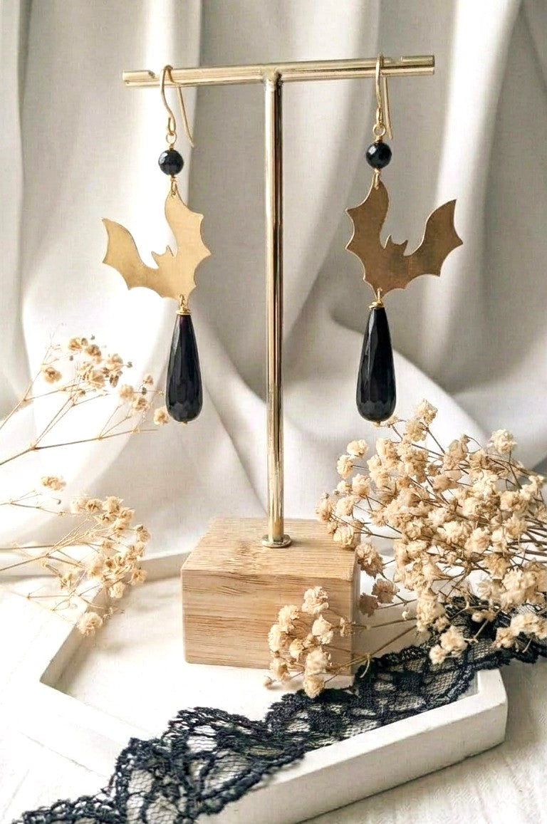orecchini fatti a mano a forma di pipistrello con onice nero ottone