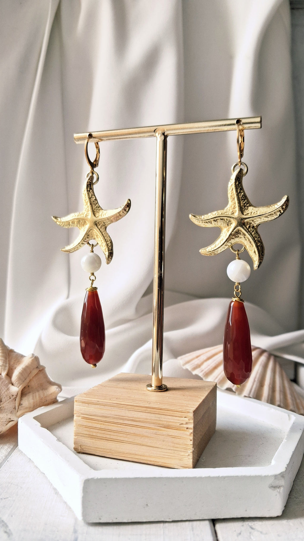 orecchini in ottone a forma di stella marina con pietre rosse e bianche