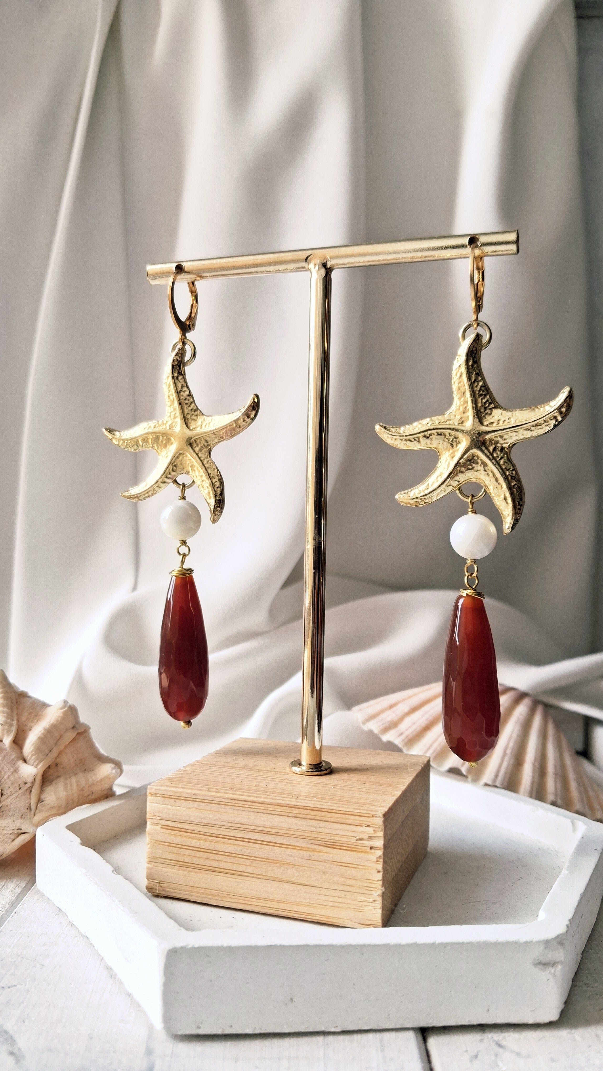 orecchini in ottone a forma di stella marina con pietre rosse e bianche