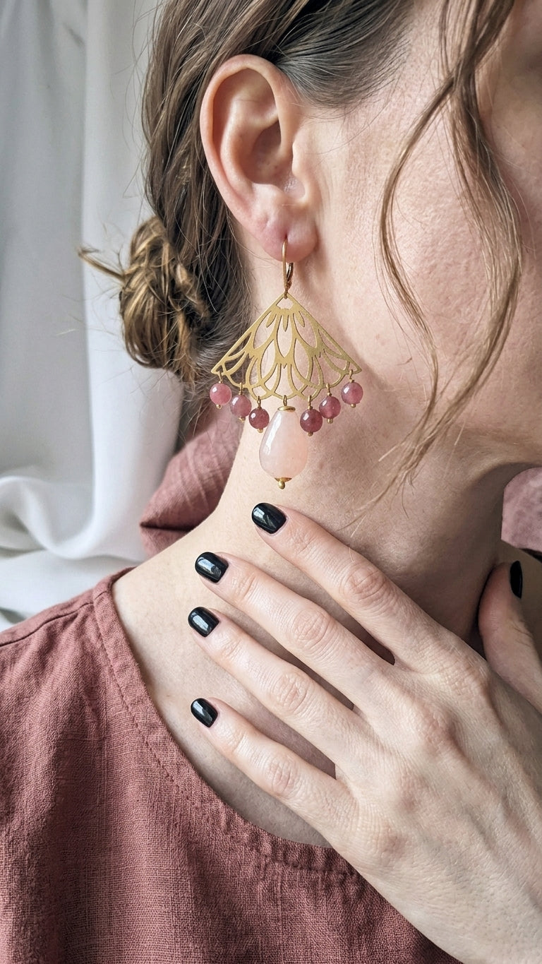 orecchini mandala in ottone con goccia di morganite e pietre tonde di agata rosa indossati