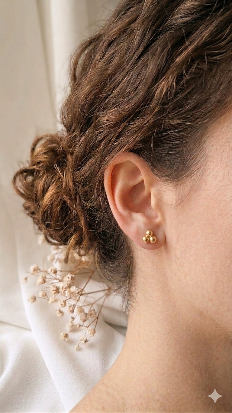 orecchini minimalisti a lobo in ottone indossati