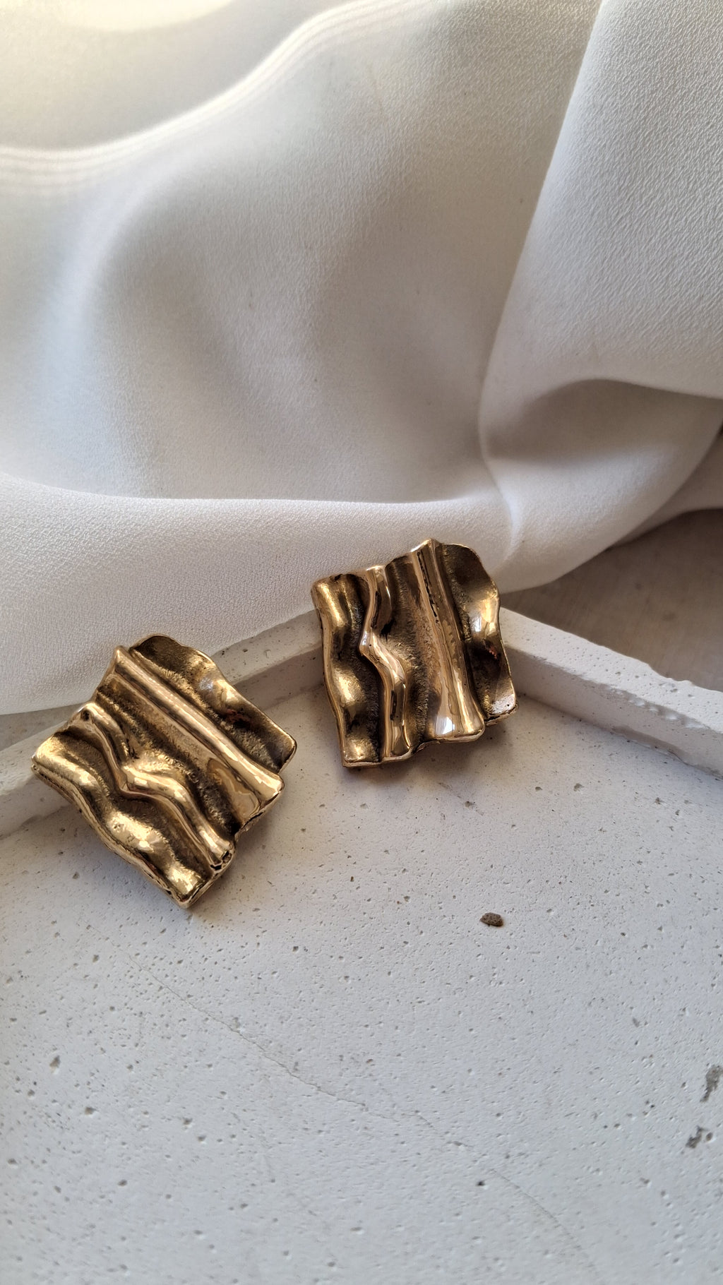 orecchini quadrati in bronzo fatti a mano