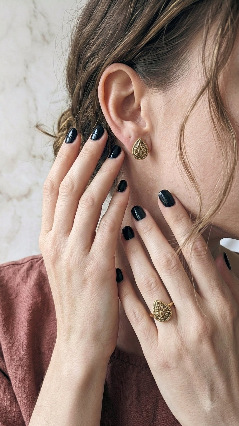 set di orecchini e anello in ottone a forma di goccia, fatti a mano indossati