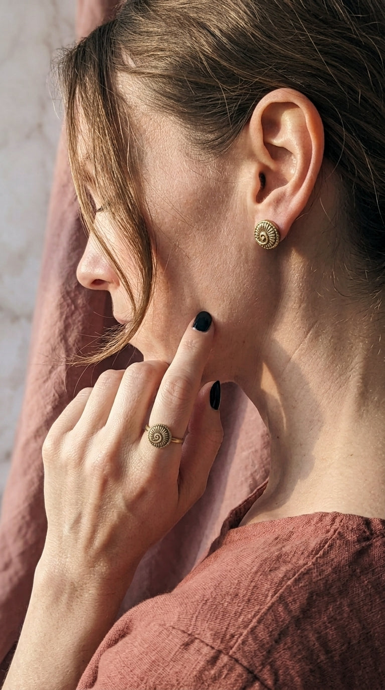 set di orecchini e anello in ottone a forma rotonda, fatti a mano indossati